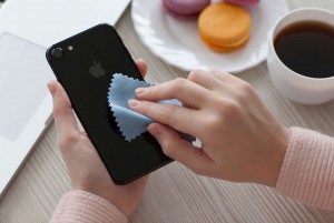 Cách vệ sinh iPhone - iPad và Macbook chuẩn của Apple