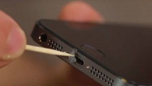 3 cách làm sạch cổng sạc iPhone cực kỳ dễ dàng